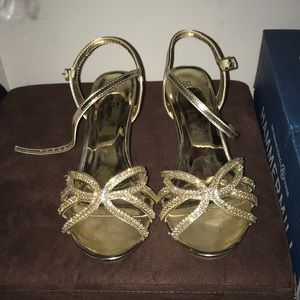 Gold Short-Heeled Slippers